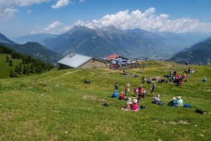 Vandrere gør ophold ved Alp Bovine, 1.987m
