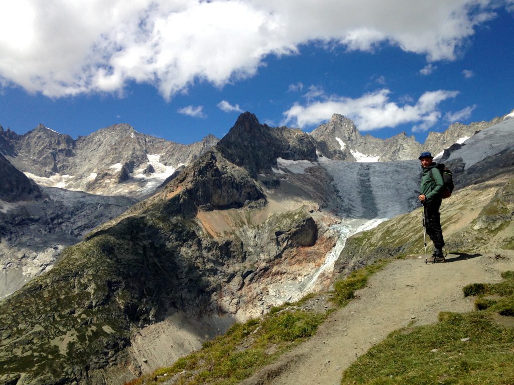 En vandrer nyder udsigten på Mont Blanc